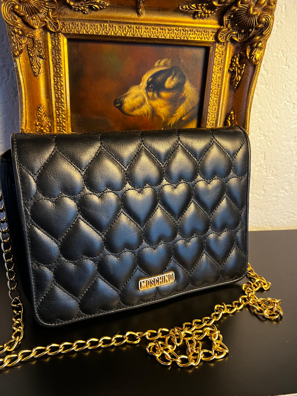 Moschino – Schwarze Umhängetasche mit Herz-Steppung und goldener Kette