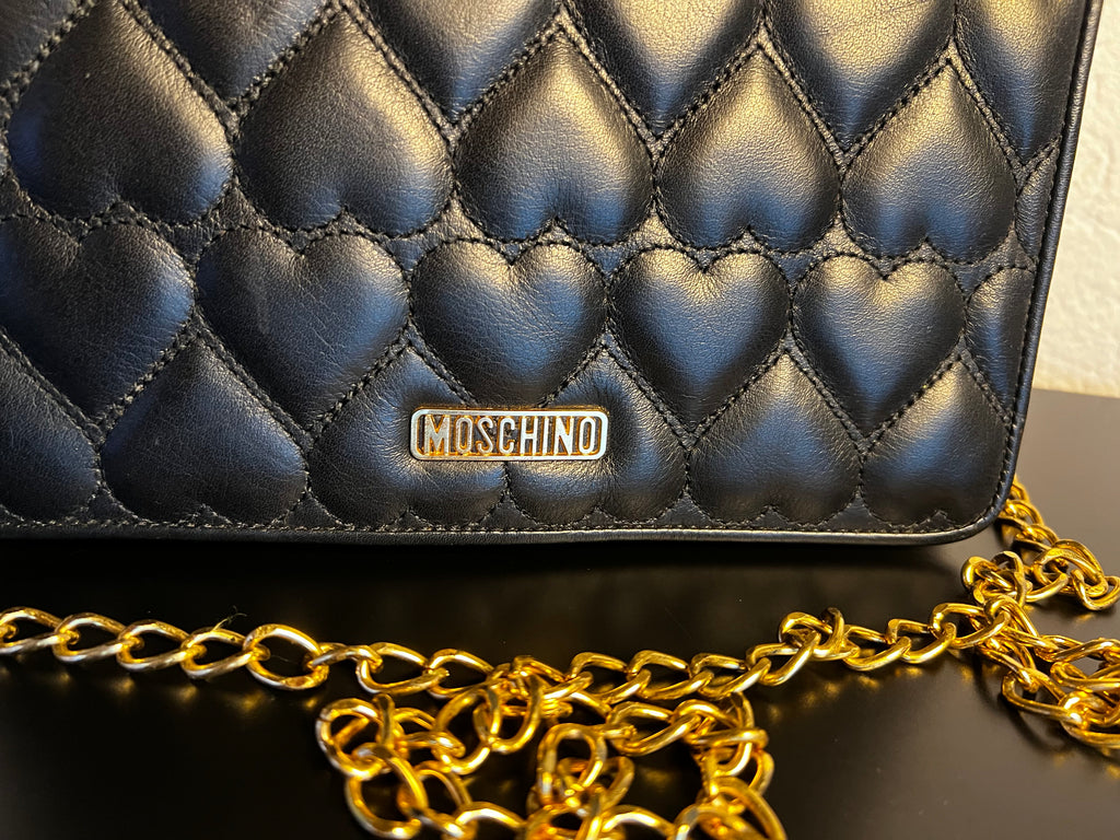 Moschino – Schwarze Umhängetasche mit Herz-Steppung und goldener Kette