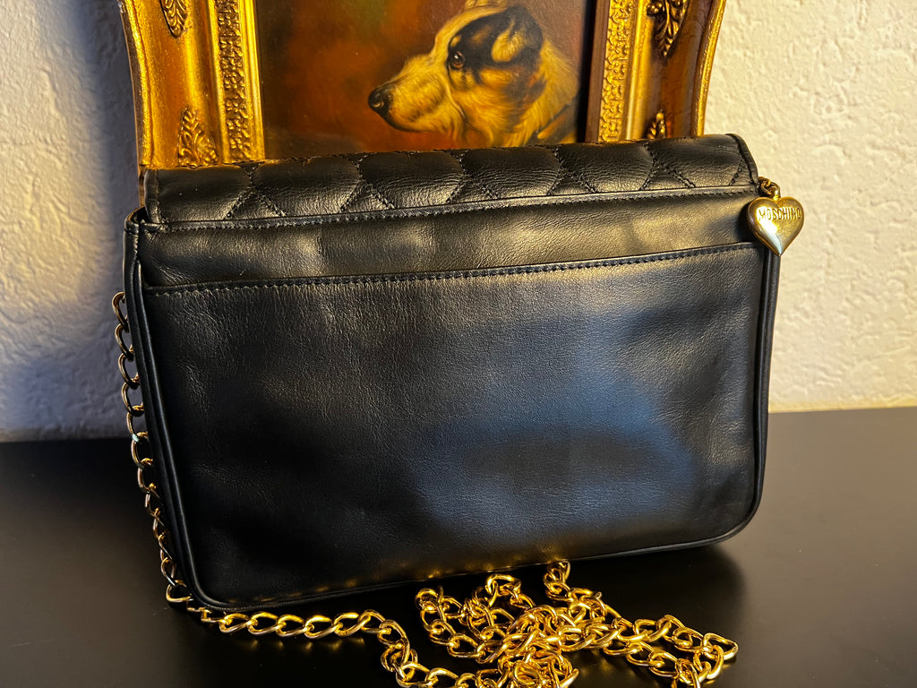 Moschino – Schwarze Umhängetasche mit Herz-Steppung und goldener Kette
