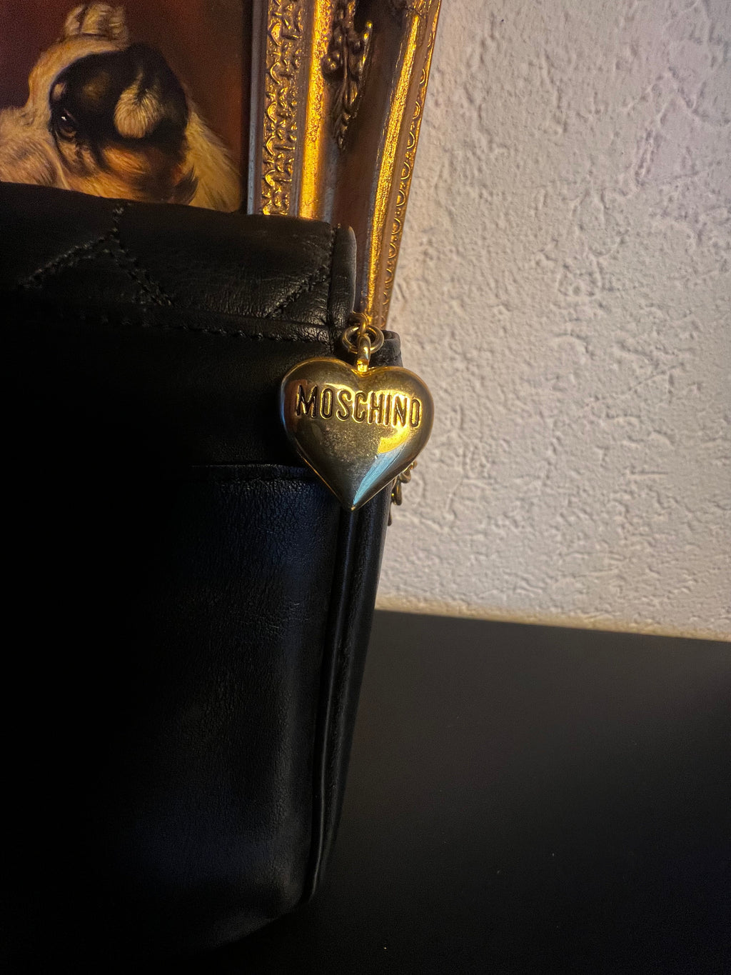 Moschino – Schwarze Umhängetasche mit Herz-Steppung und goldener Kette