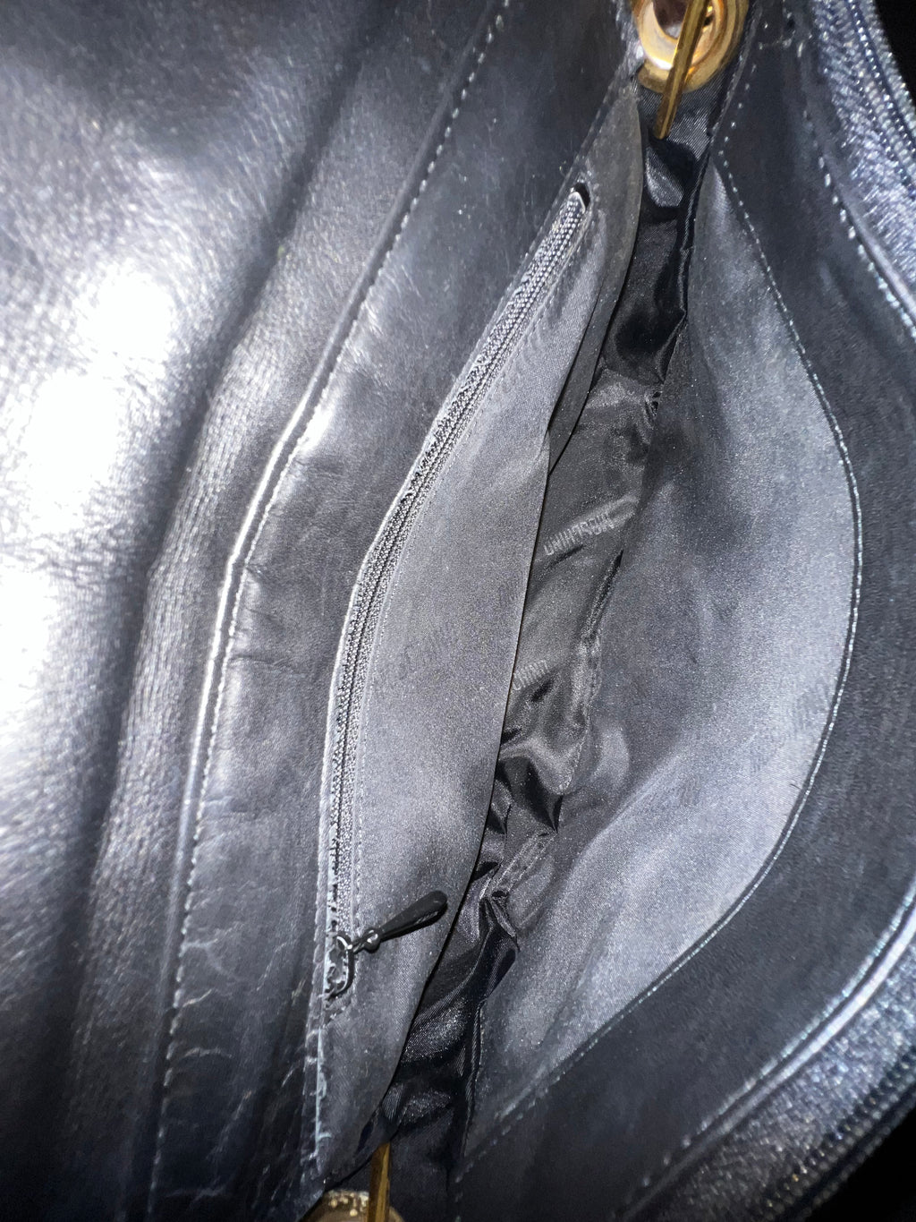 Moschino – Schwarze Umhängetasche mit Herz-Steppung und goldener Kette