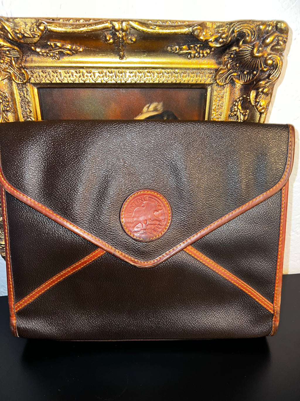 Hunting World – Schwarze Ledertasche mit Logo-Anhänger und goldenen Details