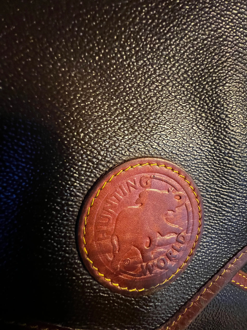 Hunting World – Schwarze Ledertasche mit Logo-Anhänger und goldenen Details