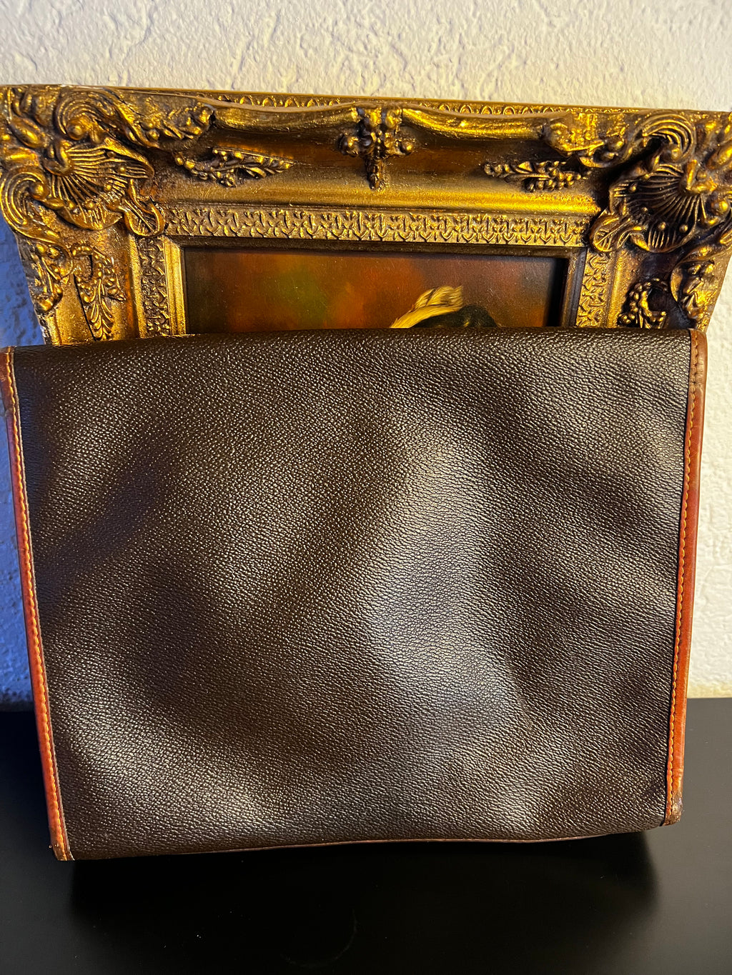 Hunting World – Schwarze Ledertasche mit Logo-Anhänger und goldenen Details