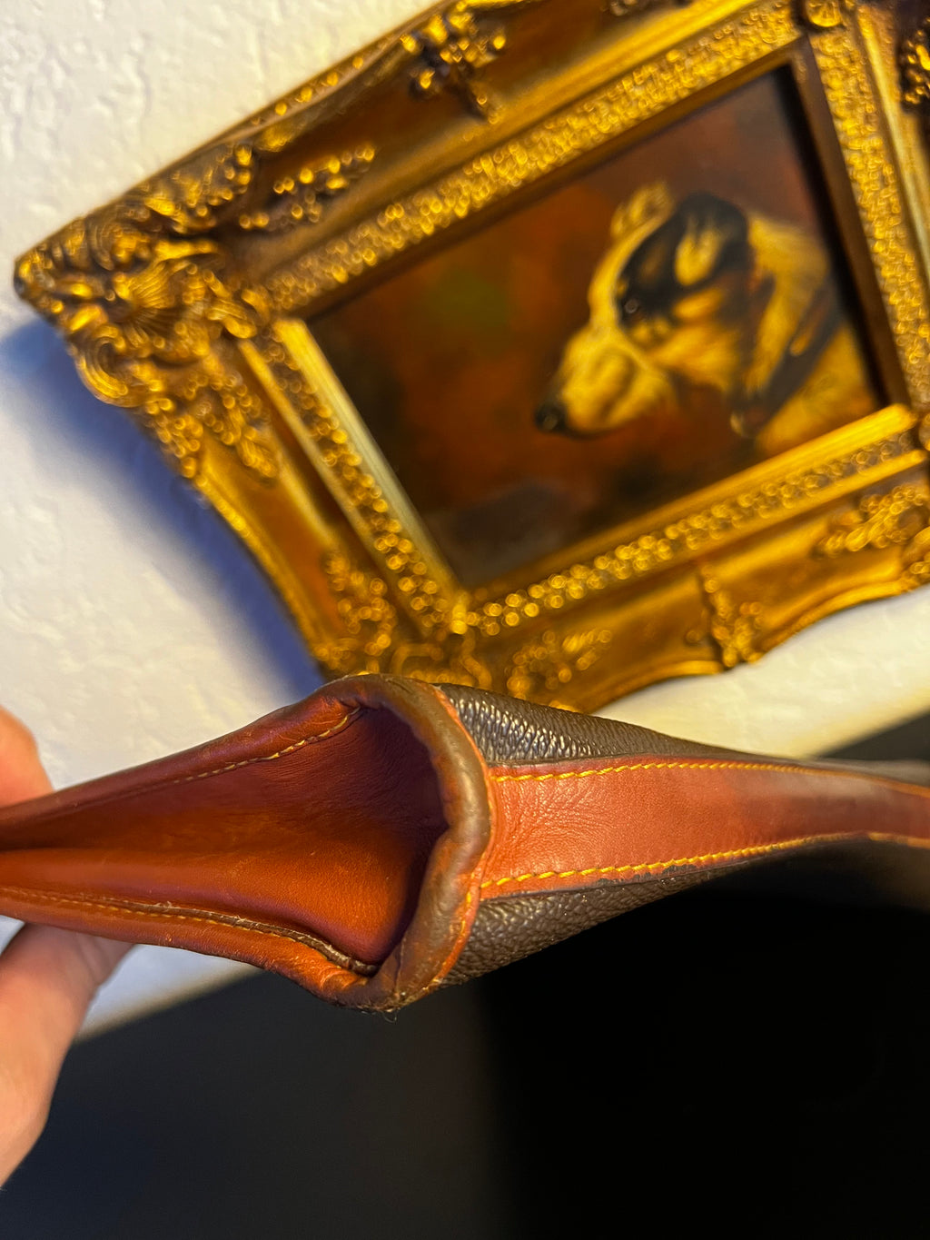 Hunting World – Schwarze Ledertasche mit Logo-Anhänger und goldenen Details