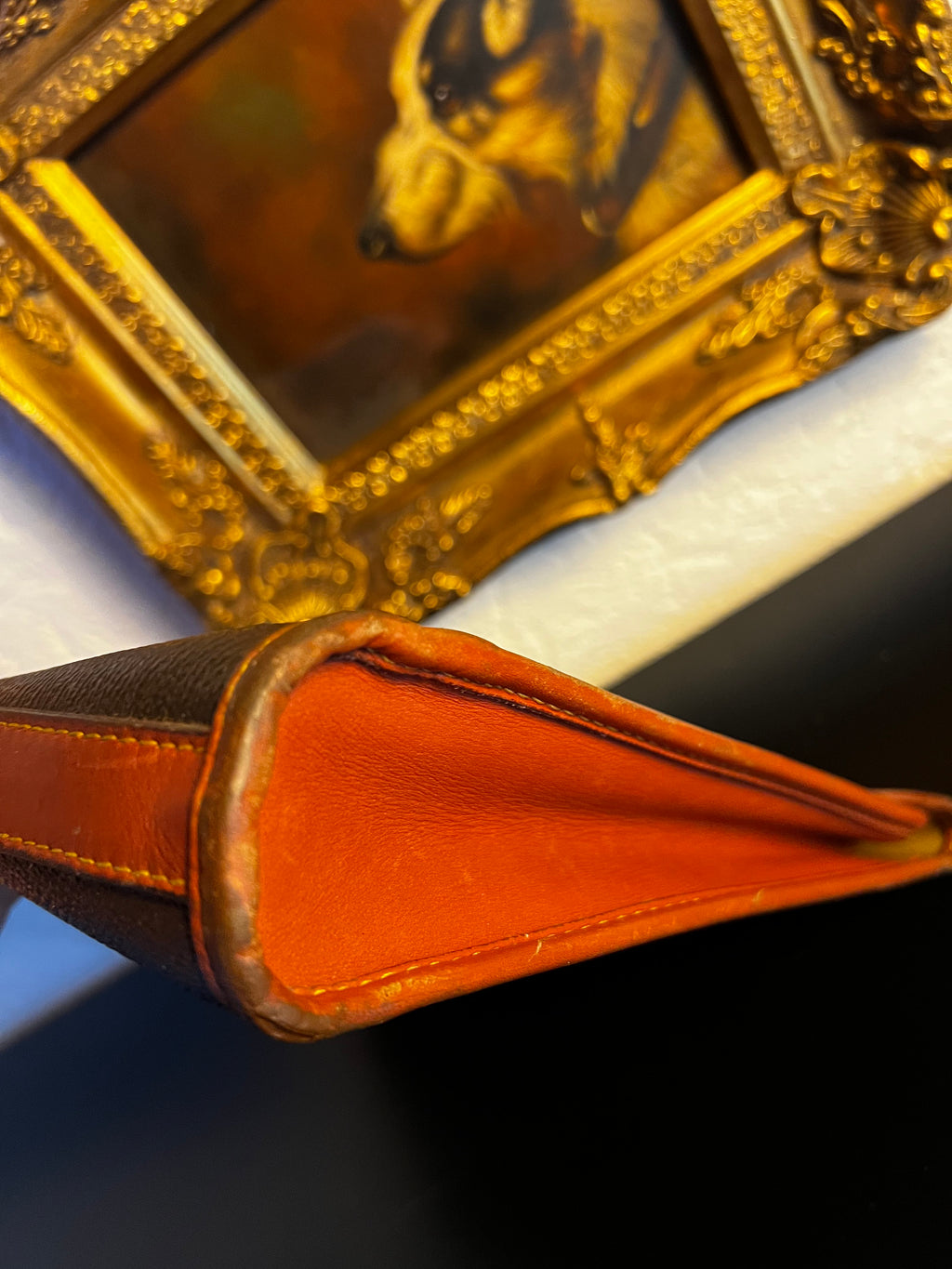 Hunting World – Schwarze Ledertasche mit Logo-Anhänger und goldenen Details