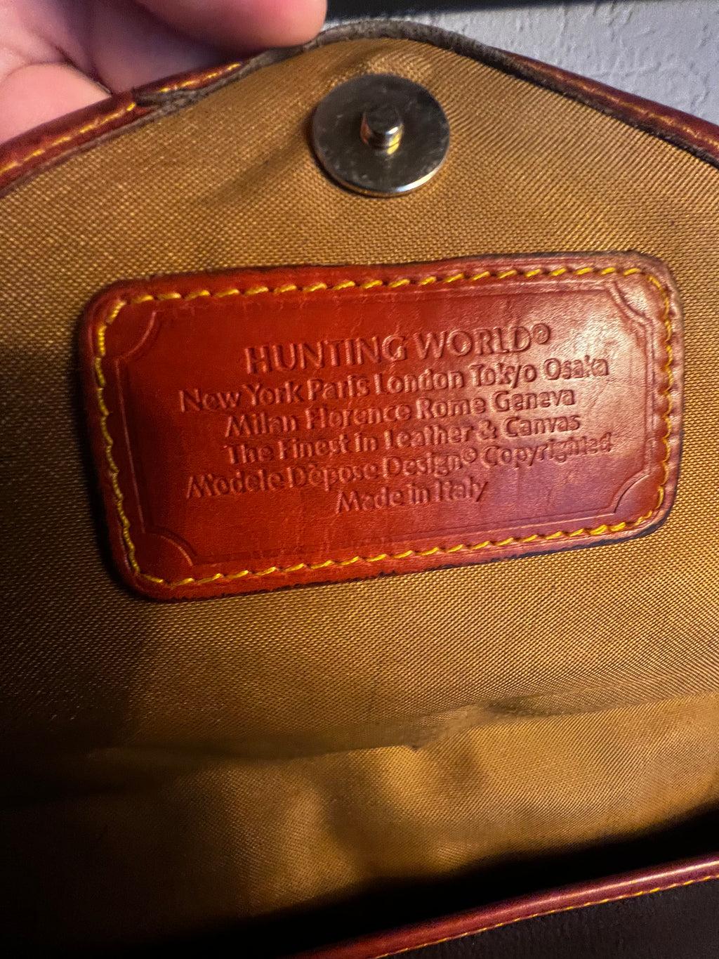 Hunting World – Schwarze Ledertasche mit Logo-Anhänger und goldenen Details