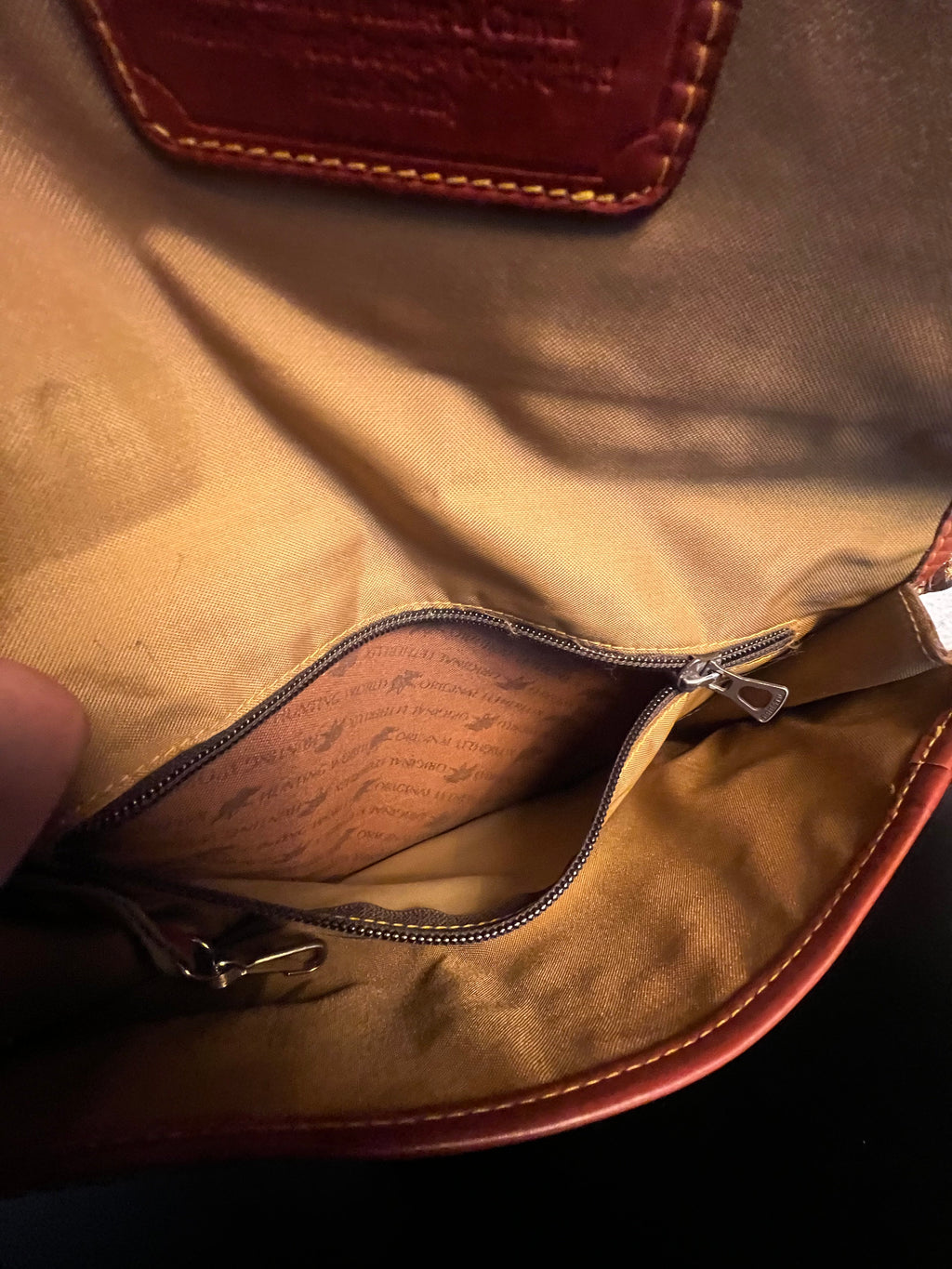 Hunting World – Schwarze Ledertasche mit Logo-Anhänger und goldenen Details