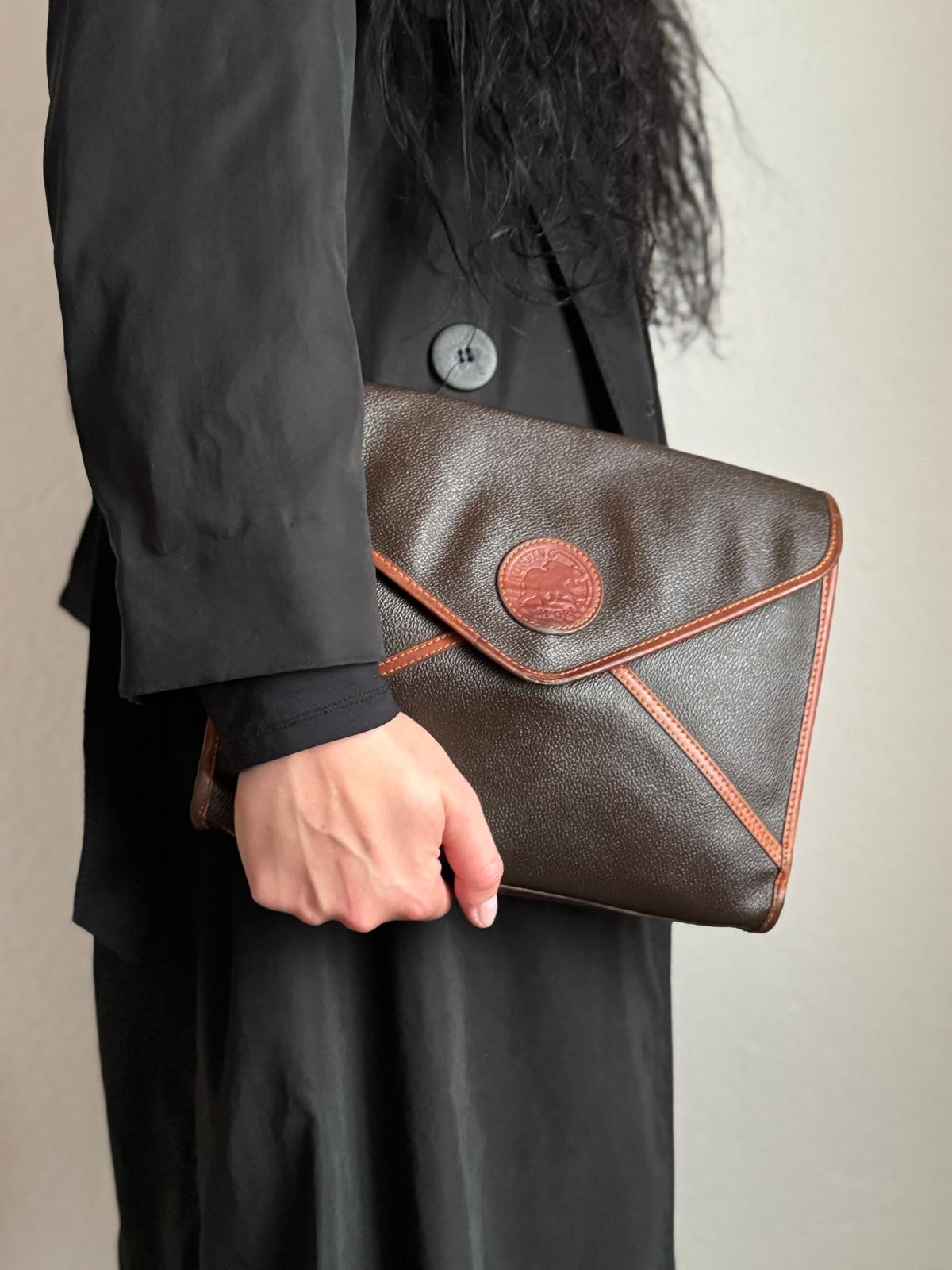 Hunting World – Schwarze Ledertasche mit Logo-Anhänger und goldenen Details