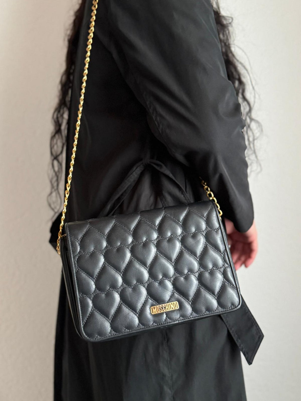 Moschino – Schwarze Umhängetasche mit Herz-Steppung und goldener Kette