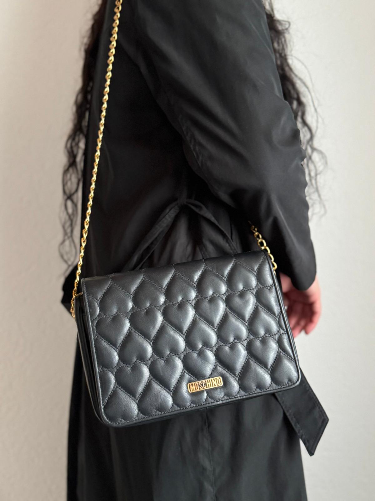 Moschino – Schwarze Umhängetasche mit Herz-Steppung und goldener Kette