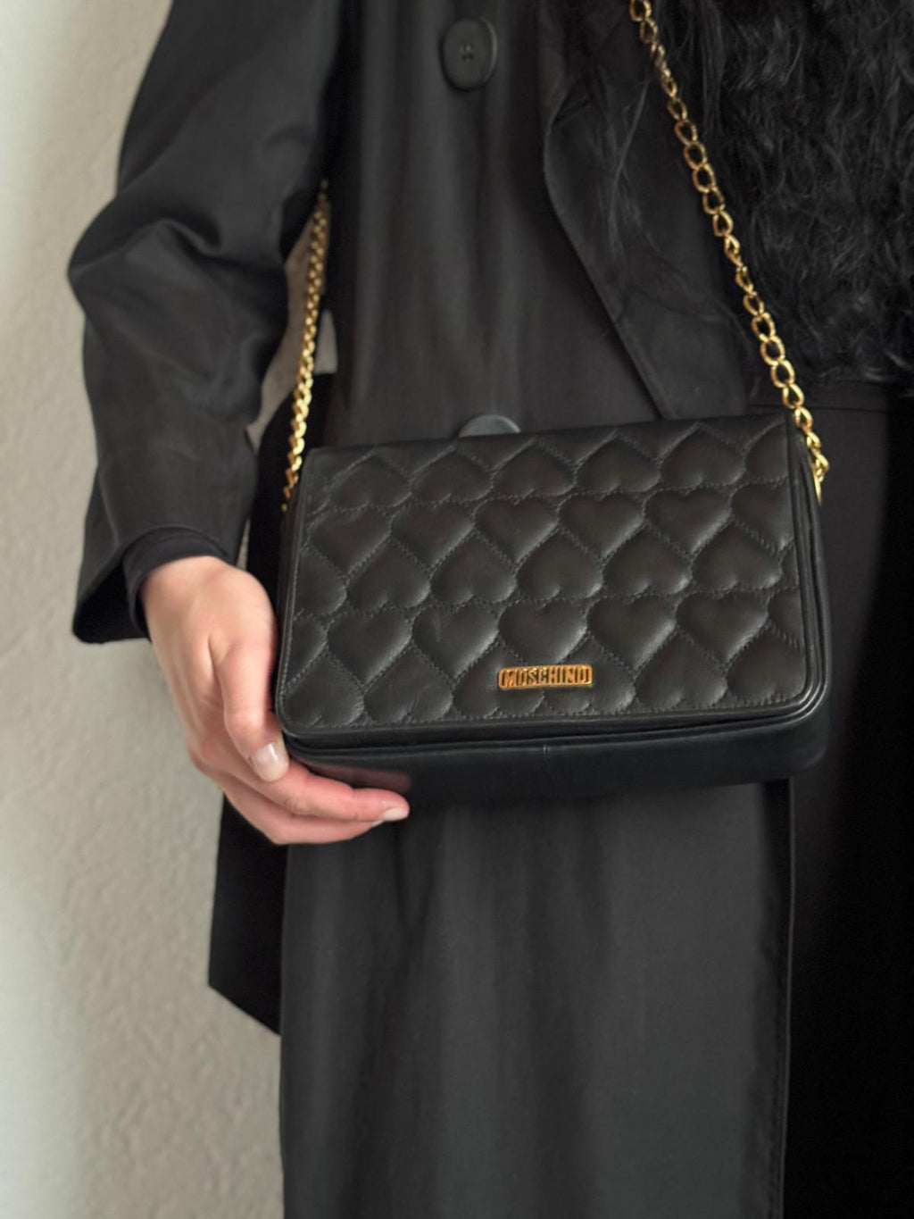 Moschino – Schwarze Umhängetasche mit Herz-Steppung und goldener Kette