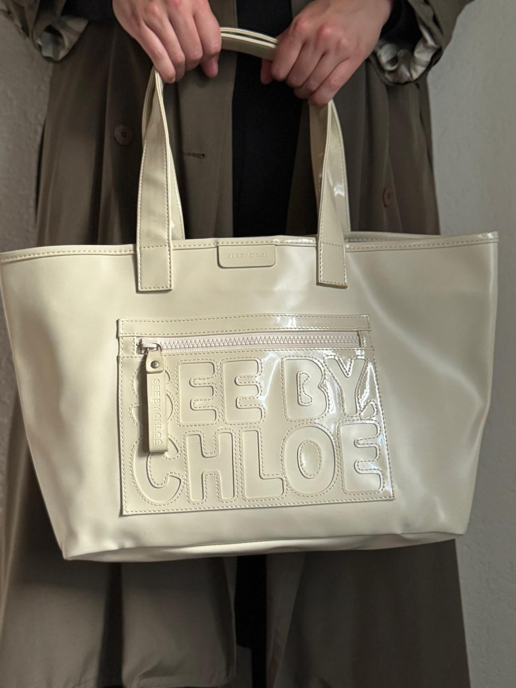 See by Chloé – cremefarbene Tote Bag mit großem Logo