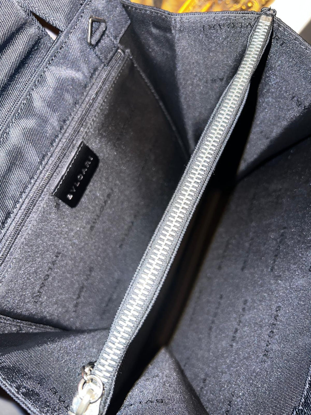 BVLGARI – Elegante Vintage Handtasche aus Nylon & Leder