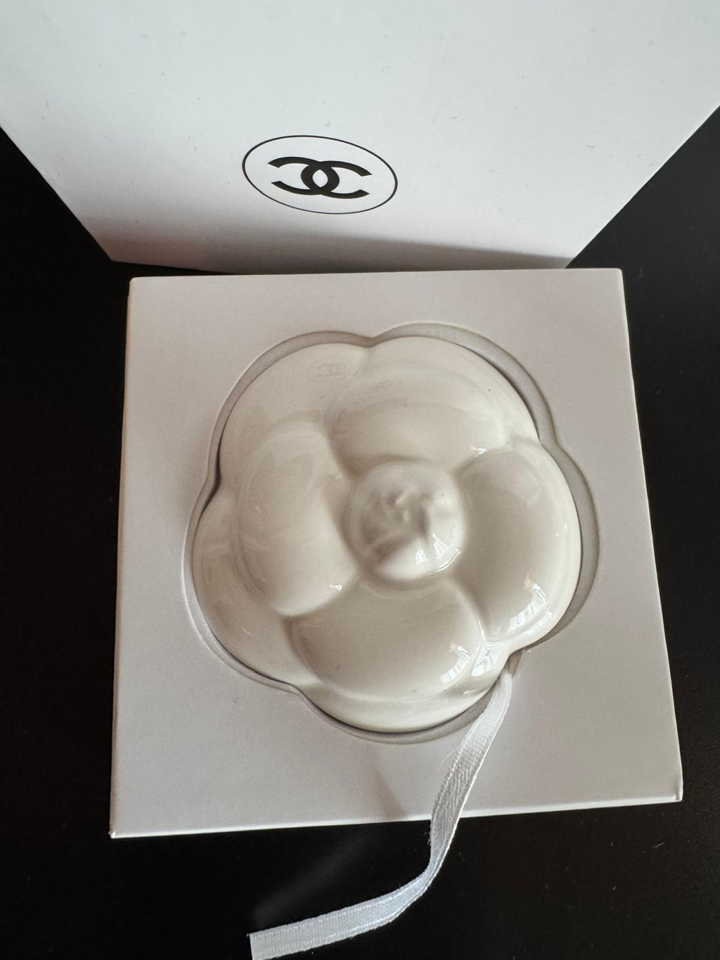 CHANEL – Limitierte Keramik-Camélia (Deko-Objekt)