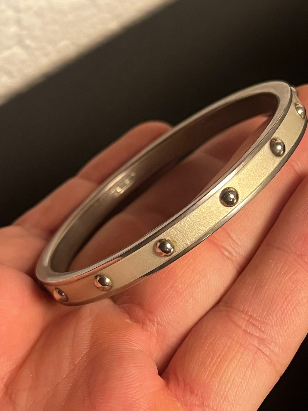 COACH Armreif Silber Nieten Design