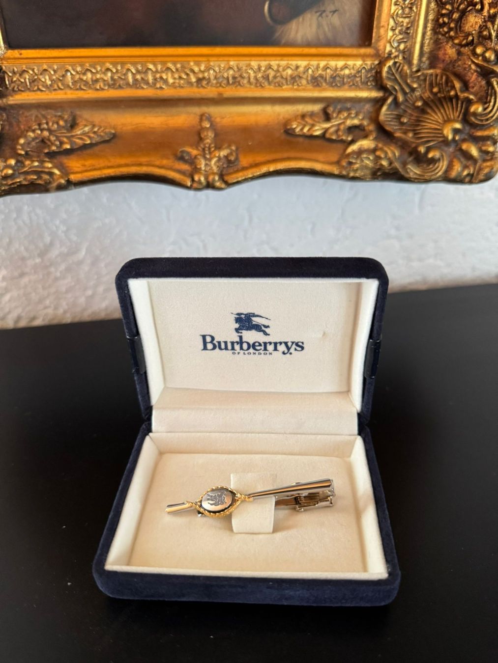 Burberrys Krawattenklammer mit Box