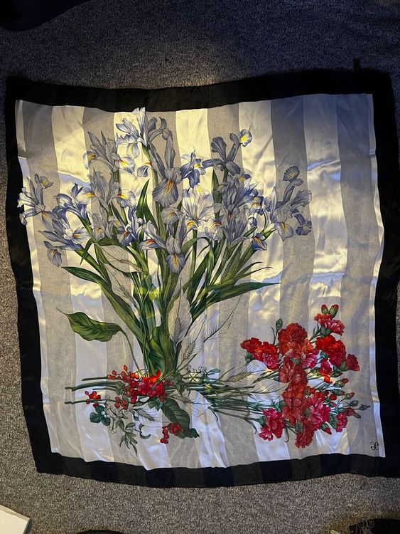 Elegantes Vintage-Tuch mit floralem Motiv