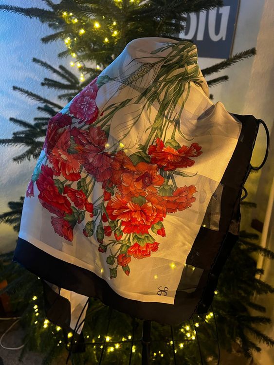 Elegantes Vintage-Tuch mit floralem Motiv