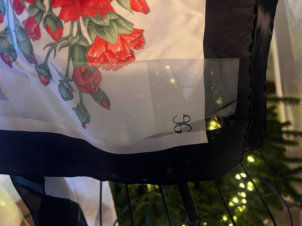 Elegantes Vintage-Tuch mit floralem Motiv