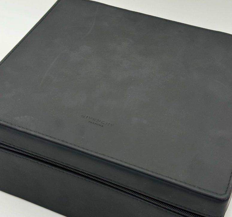 Givenchy Parfums – Schwarzer Reise-Schminkkoffer mit Spiegel