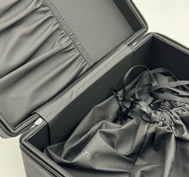 Givenchy Parfums – Schwarzer Reise-Schminkkoffer mit Spiegel