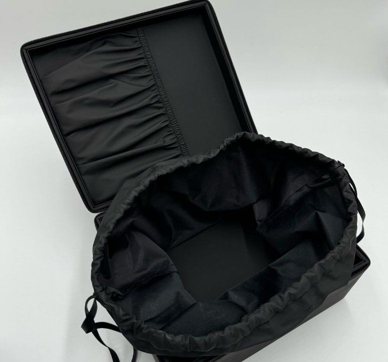 Givenchy Parfums – Schwarzer Reise-Schminkkoffer mit Spiegel