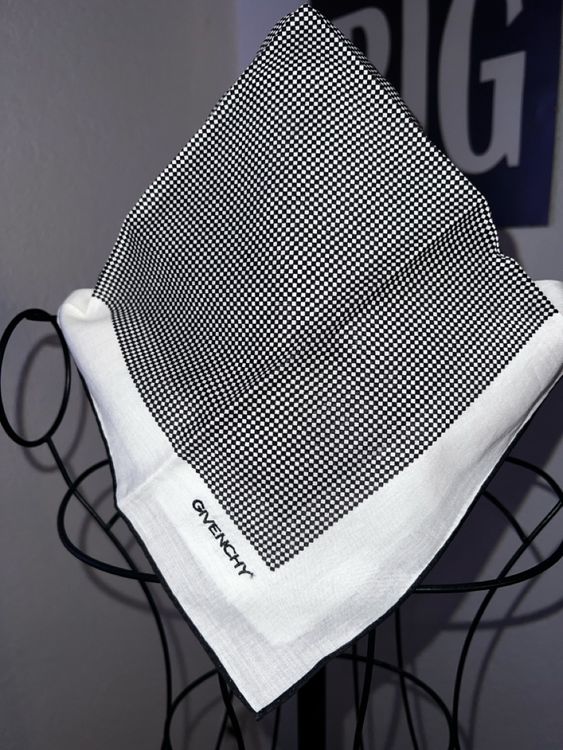 GIVENCHY Tuch – Klassisches Schwarz-Weiß-Design, ca. 46 × 46