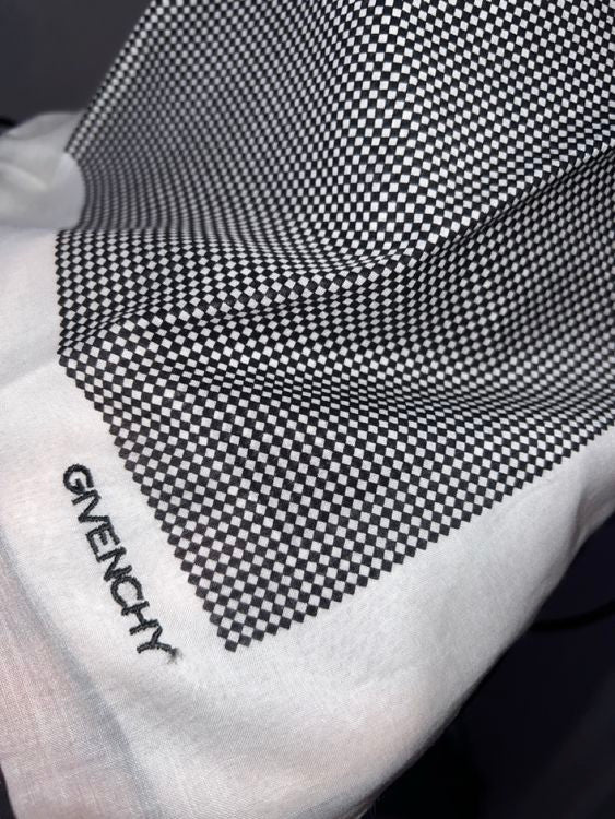 GIVENCHY Tuch – Klassisches Schwarz-Weiß-Design, ca. 46 × 46