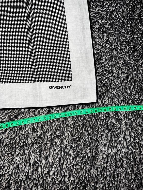 GIVENCHY Tuch – Klassisches Schwarz-Weiß-Design, ca. 46 × 46