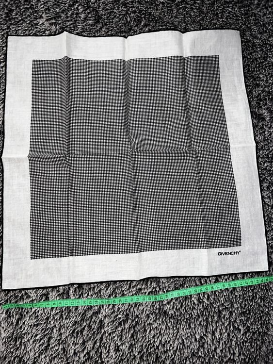 GIVENCHY Tuch – Klassisches Schwarz-Weiß-Design, ca. 46 × 46