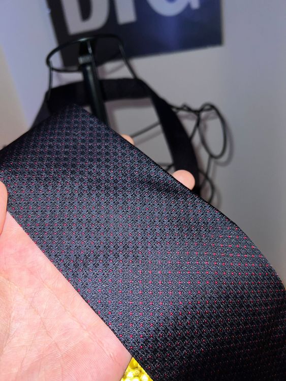 GUCCI Krawatte aus Seide – Dunkelblau mit roten Punkten