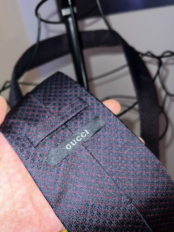 GUCCI Krawatte aus Seide – Dunkelblau mit roten Punkten
