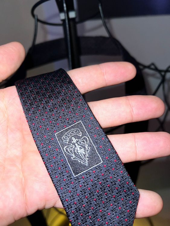 GUCCI Krawatte aus Seide – Dunkelblau mit roten Punkten