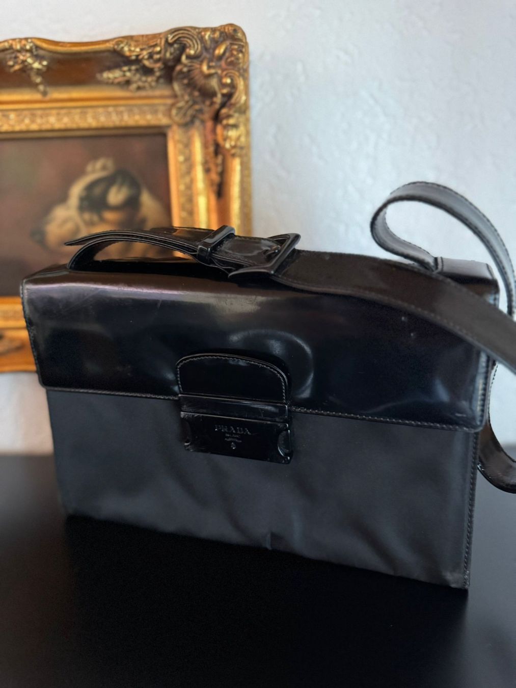 Prada – Schwarze Nylon Schultertasche mit Lackleder