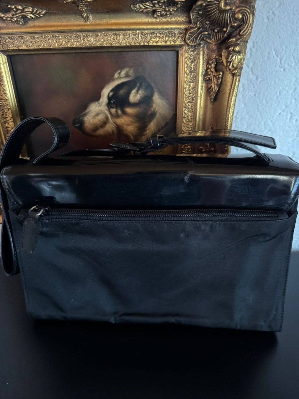 Prada – Schwarze Nylon Schultertasche mit Lackleder