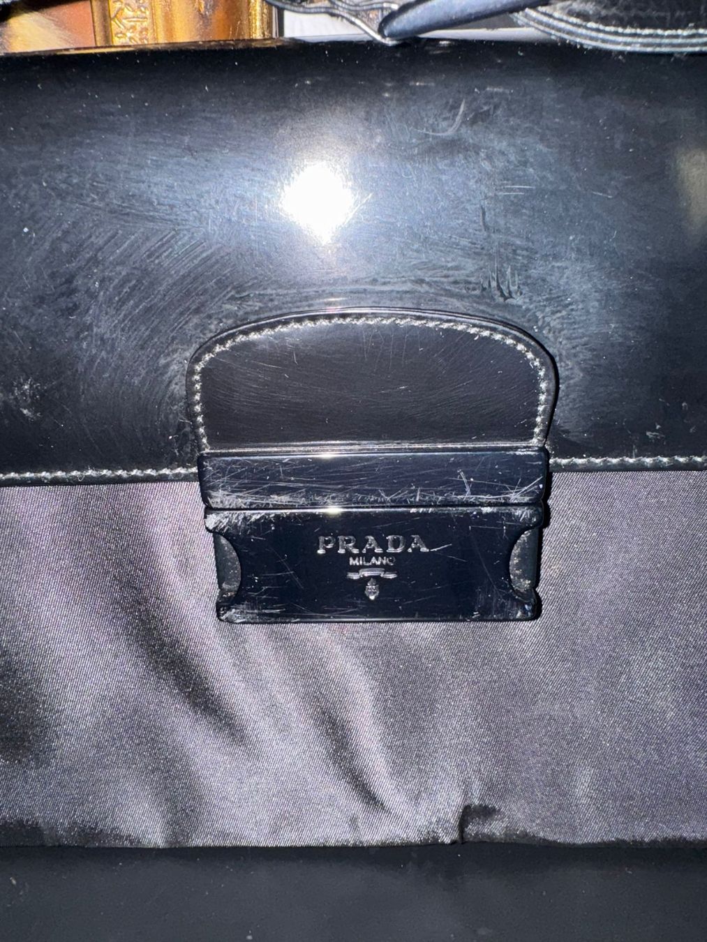 Prada – Schwarze Nylon Schultertasche mit Lackleder