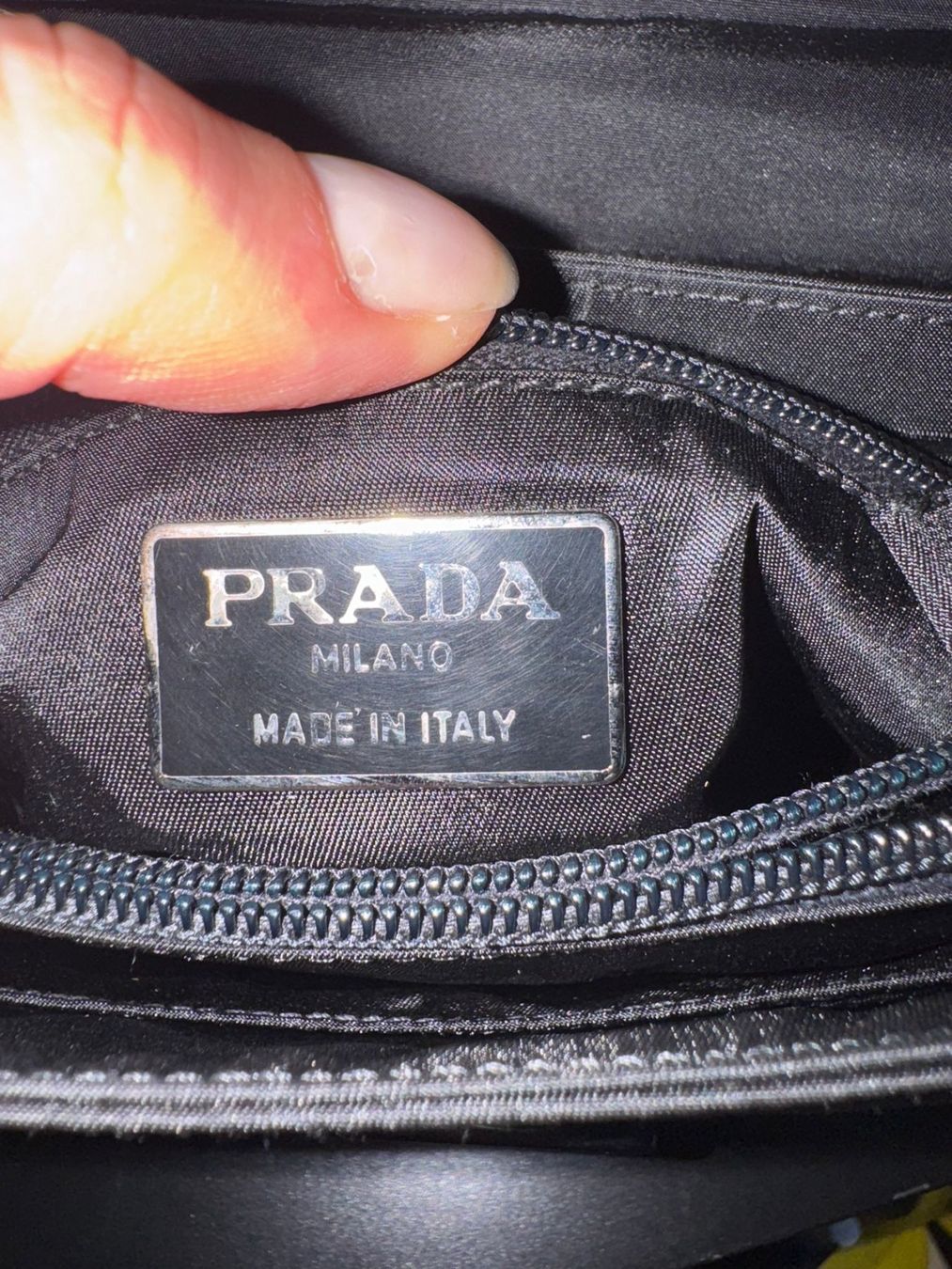 Prada – Schwarze Nylon Schultertasche mit Lackleder