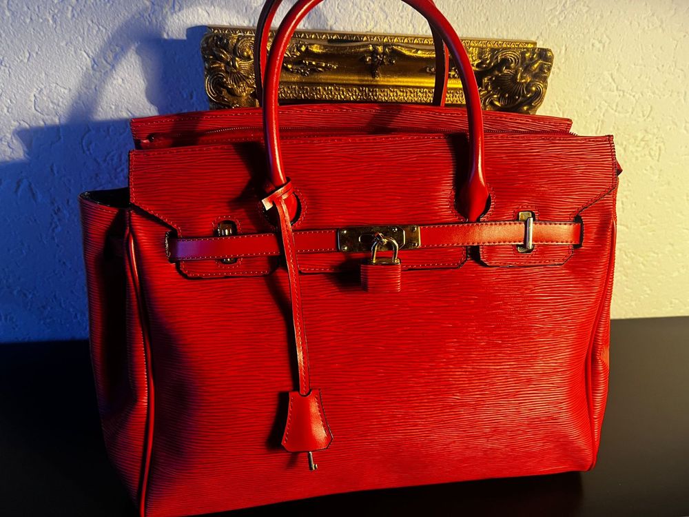 Rote Lederhandtasche im klassischen Birkin-Stil