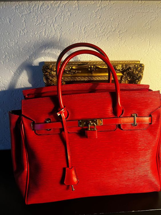 Rote Lederhandtasche im klassischen Birkin-Stil