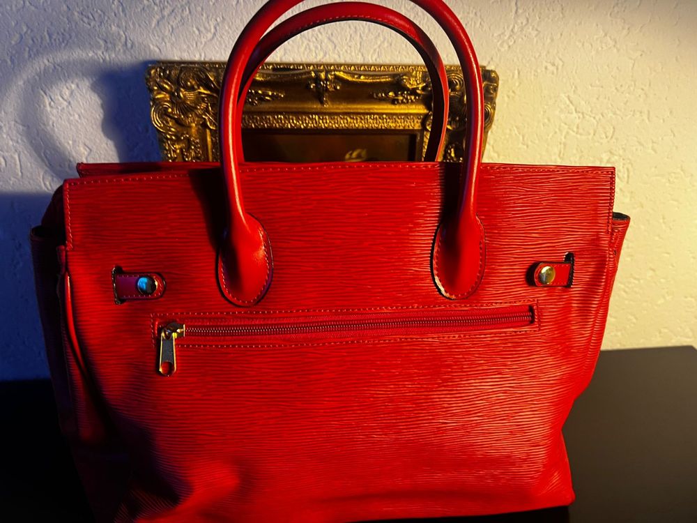 Rote Lederhandtasche im klassischen Birkin-Stil