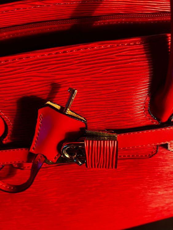 Rote Lederhandtasche im klassischen Birkin-Stil