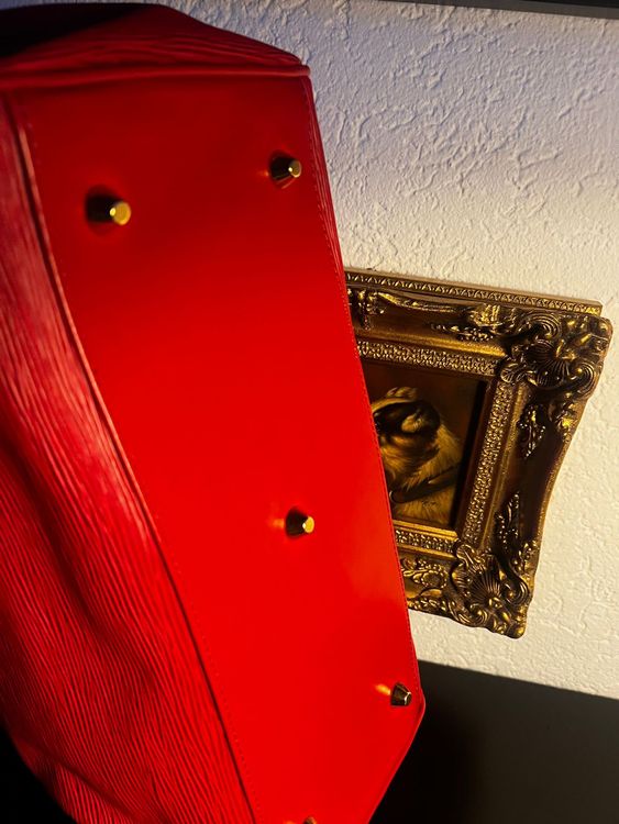 Rote Lederhandtasche im klassischen Birkin-Stil