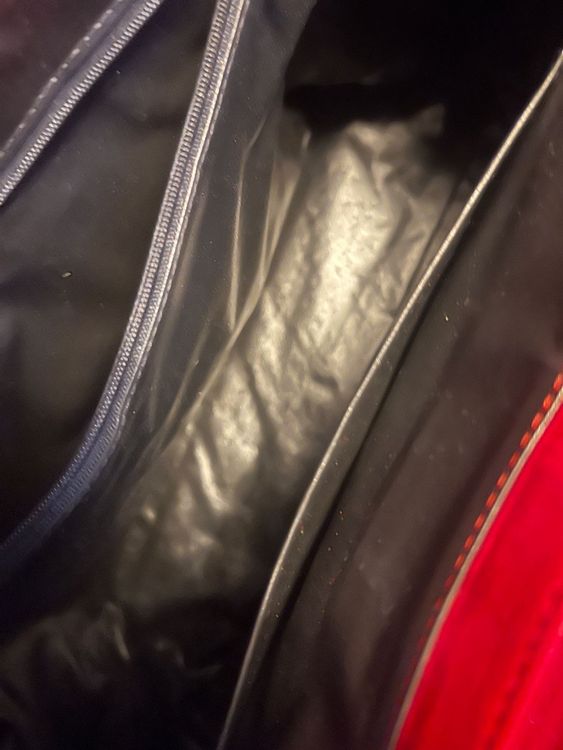 Rote Lederhandtasche im klassischen Birkin-Stil