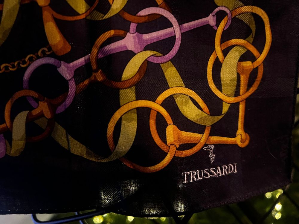 Trussardi Designer-Tuch mit Kettenmotiv